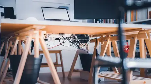 Çalışma Masası Kablo Karmaşasına Karşı Kesin Çözüm Yöntemleri