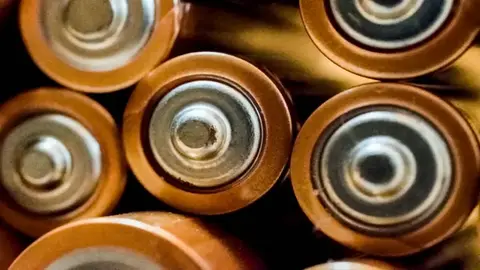 Telefon ve Elektrikli Araç Bataryalarının Gizli Kusurları: Kalıcı Çözüm Geliyor