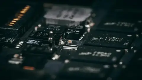 Yapay Zeka'nın Enerji Tüketimi Kâbusu Bitiyor: İnsan Beyni Taklidi Çiplerin Gizli Gücü